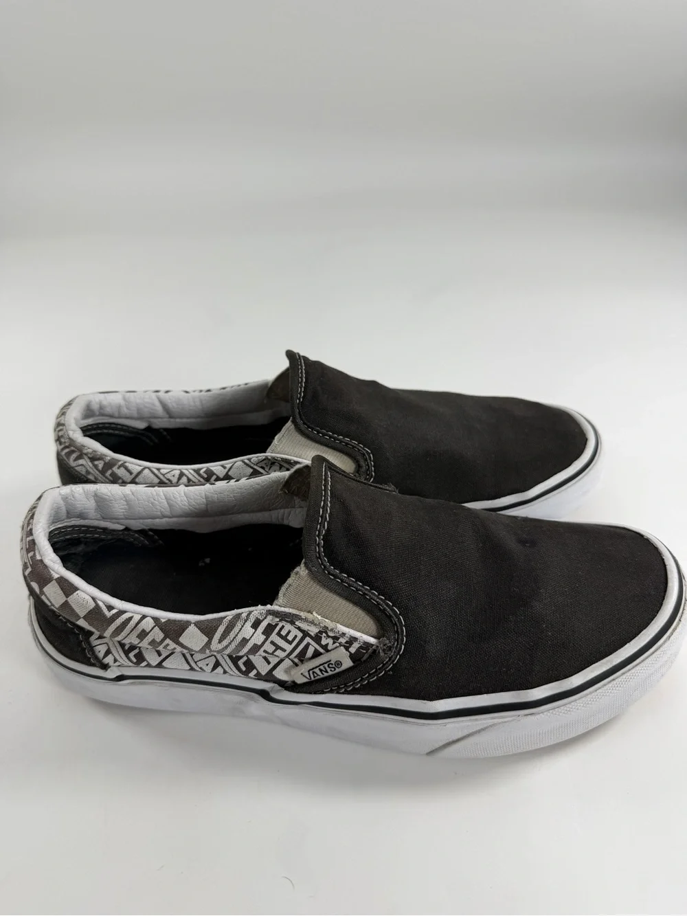 Skater Streetwear Vans Classic Slip-On Logo Trim Canvas Sneakers Men’s 7 W8.5